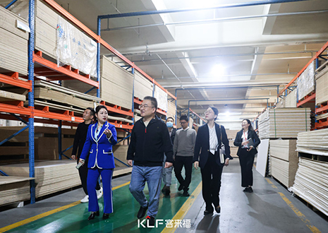 热烈欢迎市经信局领导一行莅临尊龙凯时参观指导！